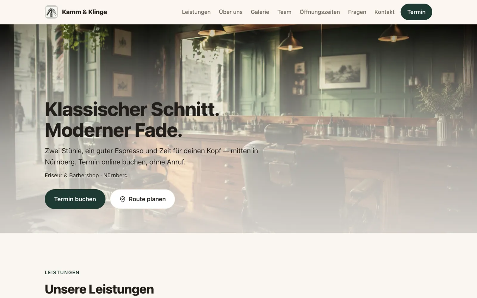 Startseite der Website des Demo-Barbershops Kamm & Klinge mit den Buttons „Termin buchen“ und „Route planen“