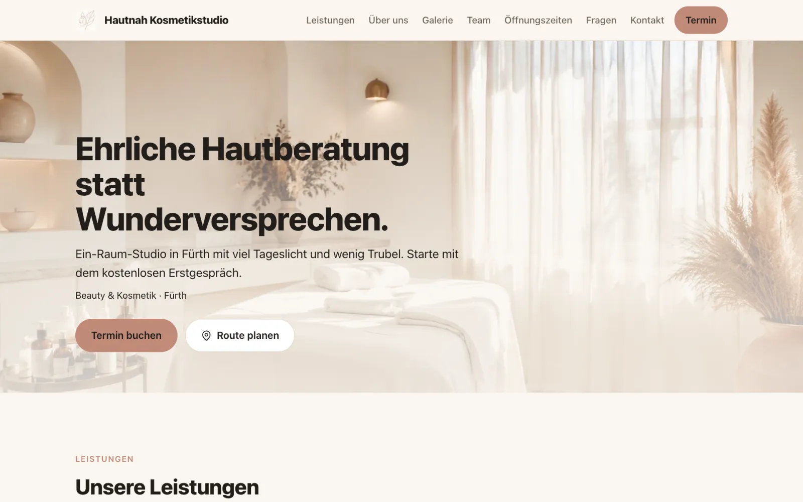 Startseite der Website des Demo-Kosmetikstudios Hautnah in hellen Naturtönen mit dem Button „Termin buchen“
