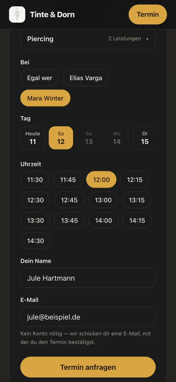 Buchungsformular auf dem Smartphone mit Name und E-Mail, dem Hinweis „Kein Konto nötig“ und dem Button „Termin anfragen“
