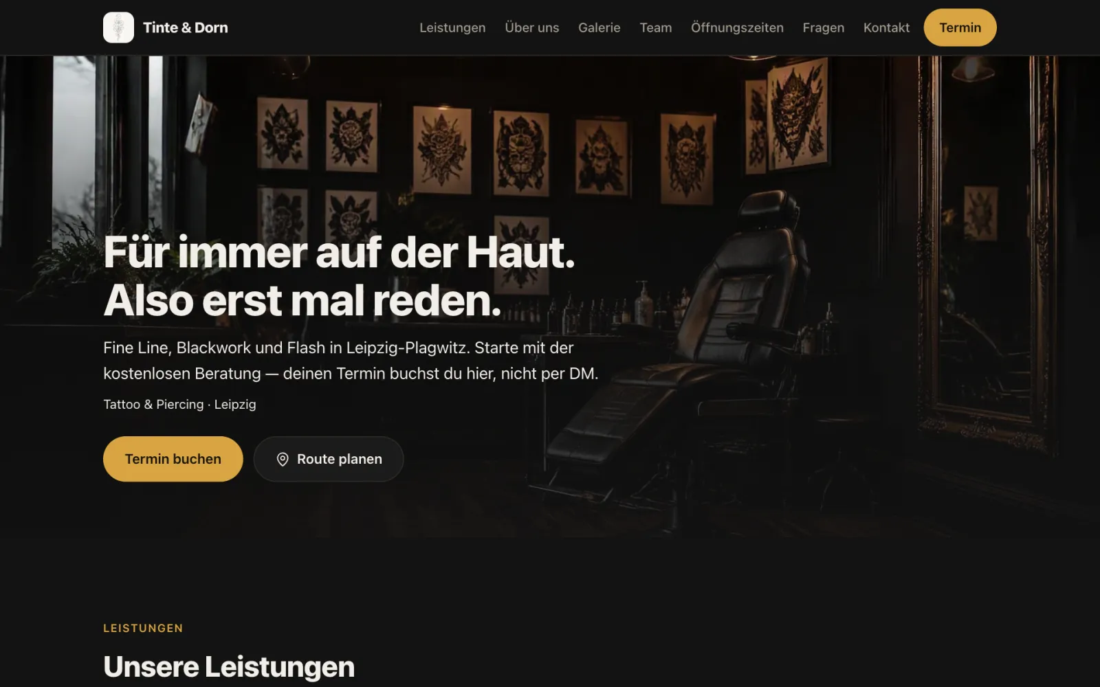 Startseite der Website des Demo-Tattoostudios Tinte & Dorn im dunklen Design mit der Headline „Für immer auf der Haut. Also erst mal reden.“